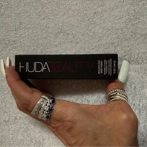 HUDA BEAUTY Fauxfilter Skin Finish Foundation Stick